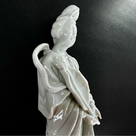 Timeless Blanc De Chine Porcelain Geisha Figurine - Picture 5 of 6
